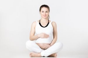 schwangere Frau sitzend beim Schwangeren Yoga