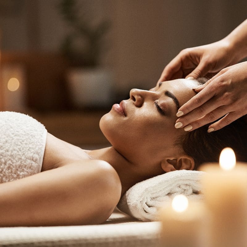 Frau bei einer Ayurveda Massage