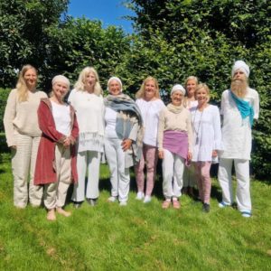Karam Kriya Ausbildungsgruppe mit Paramjeet Singh