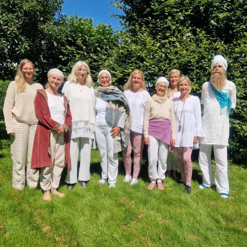 Karam Kriya Ausbildungsgruppe mit Paramjeet Singh