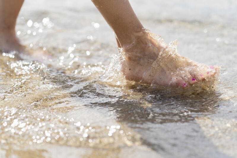 2 nackte Füße im Wasser