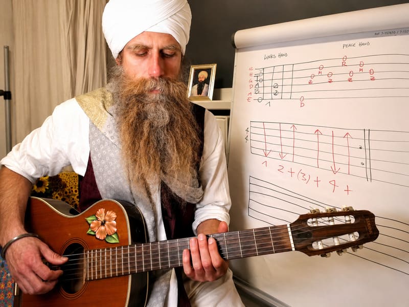 Kundalini Yoga Mantras auf Gitarre begleiten